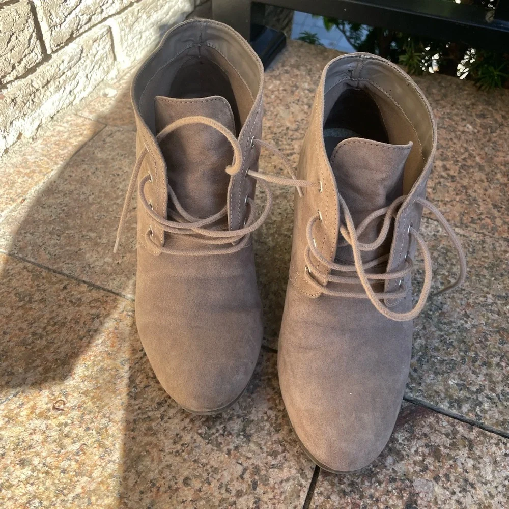 AZ Lexie Suede Ankle Boots size 7.5 - Picture 3 of 6